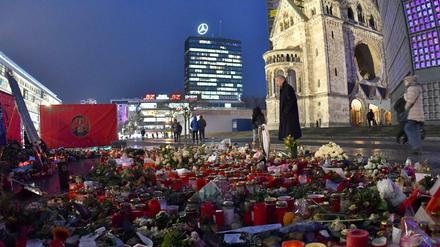 Blumen, Kerzen und kleine Botschaften sind am 12.01.2017 in Berlin auf dem Breitscheidplatz zu sehen. Noch immer gibt es dort an zwei Stellen Trauerbereiche, wo Menschen für die Opfer des Terroranschlages beten können. 