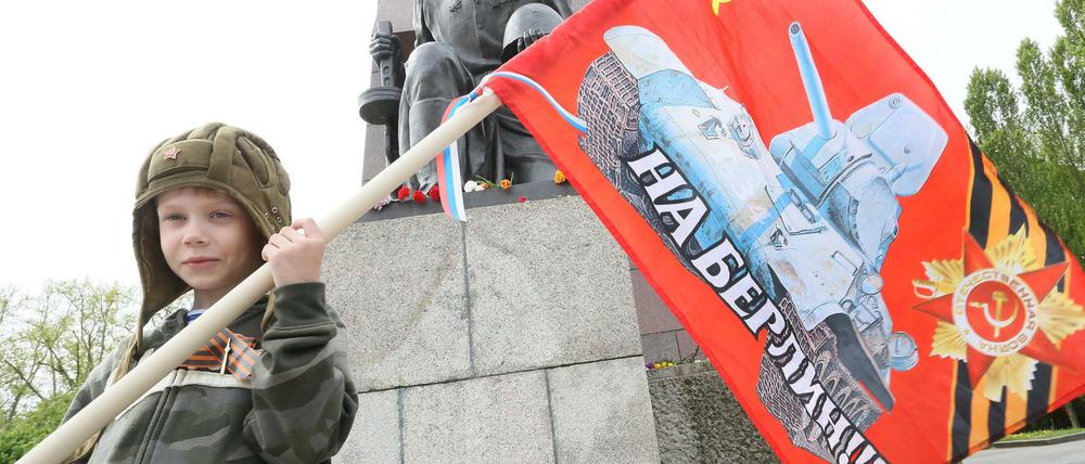 "Auf nach Berlin" steht auf Russisch auf der Fahne von Mark aus Russland, der am 8. Mai 2015, zum 70. Jahrestag des Kriegsendes, mit seinen Eltern zum sowjetischen Ehrenmal im Treptower Park gekommen ist. 