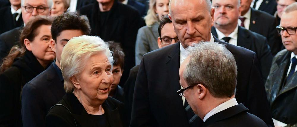 Bei der Gedenkfeier werden die Witwe Ingrid Stolpe und Brandenburgs Ministerpräsident Dietmar Woidke (SPD) begrüßt.