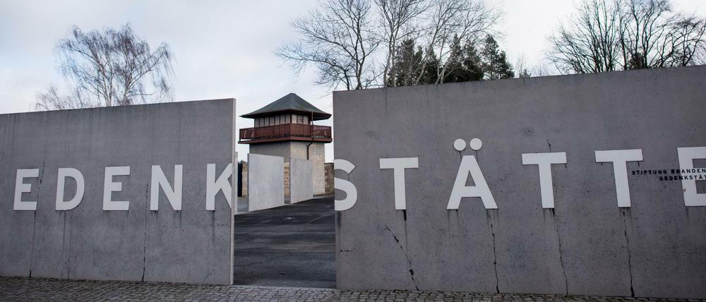 Eingang zur Gedenkstätte und dem Museum Sachsenhausen auf dem Gelände des ehemaligen Konzentrationslagers in dem Oranienburger Stadtteil. 