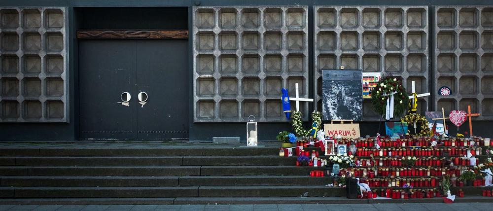 Gedenkstelle: Mit Kerzen und Blumen wird an der Gedächtniskirche der Opfer des Anschlags auf dem Breitscheidplatz gedacht. 