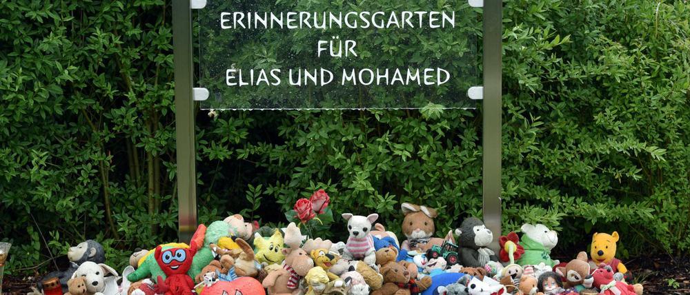  Eine Gedenktafel in der Kleingartenanlage in Luckenwalde erinnert an die ermordeten Kinder Elias und Mohamed. 