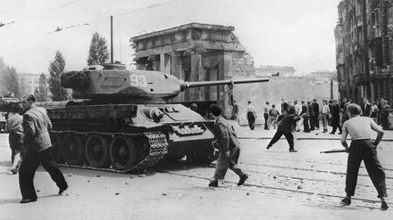 Volksaufstand in der DDR: Demonstranten werfen am 17. Juni 1953 in Berlin mit Steinen nach russischen Panzern.
