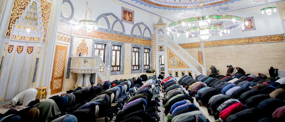 Freitagsgebet in der Mevlana-Moschee in Kreuzberg. 