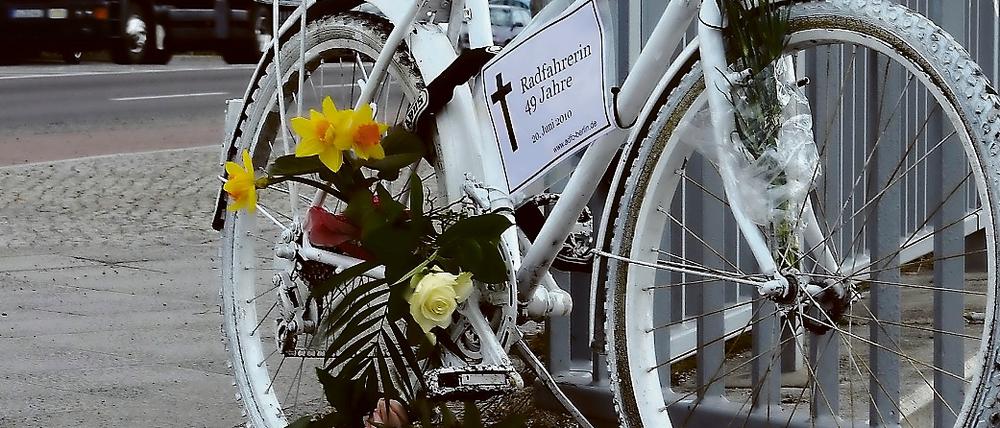 Leider kein Einzelfall: Ein Geisterrad in Berlin erinnert an eine verunglückte Fahrradfahrerin.