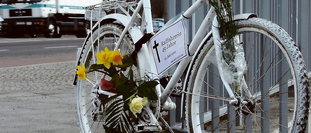 In Gedenken an die toten Fahrradfahrer werden auch so genannte "Geisterräder" aufgestellt.