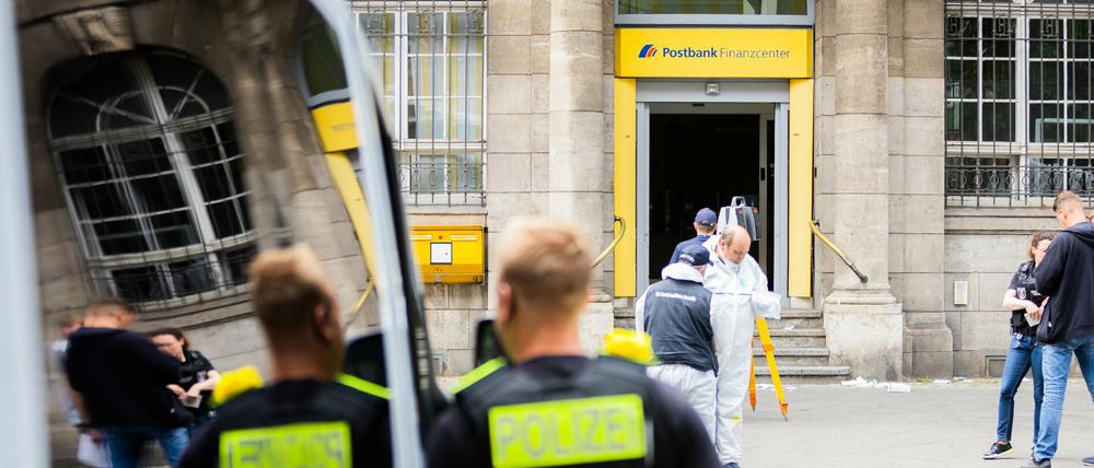 Beamte der Kriminaltechnik sind im Bezirk Wilmersdorf in der Uhlandstraße an einer Postbankfiliale im Einsatz. Dort ist ein Geldtransporter überfallen worden.