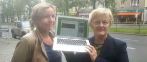 Renate Künast (r.) und Catherina Pieroth-Manelli zeigen auf dem Laptop, wie die Ergebnisse protokolliert werden. 
