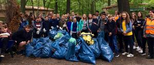 Schüler der 8.Klasse des Carl-Friedrich-von-Siemens-Gymnasiums sorgen für Sauberkeit im Volkspark Jungfernheide 