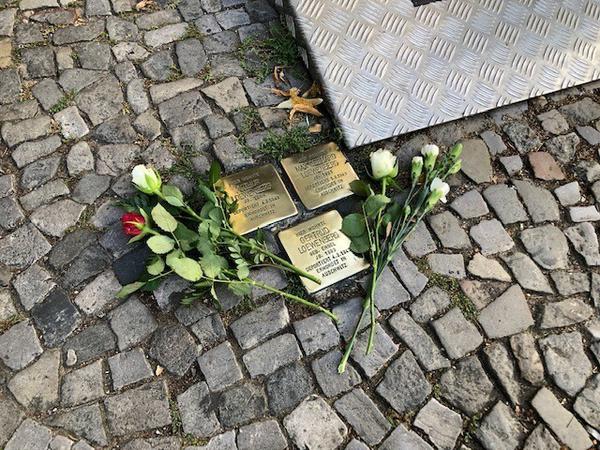 Die Stolpersteine auf Berlins Straßen erinnern an die Opfer des Holocaust.