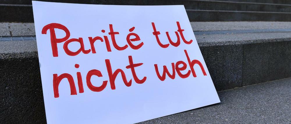 Eindeutiger Hinweis vor dem Thüringer Verfassungsgericht in Weimar. Auch in Berlin wird über ein Paritätsgesetz diskutiert.
