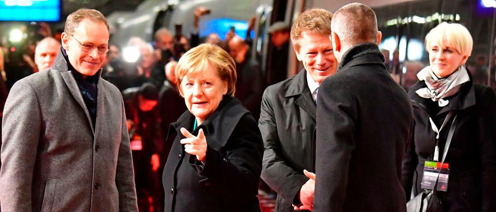 Bundeskanzlerin Angela Merkel und Berlins Regierender Bürgermeister Michael Müller nach der Ankunft des Sonderzuges in Berlin. 