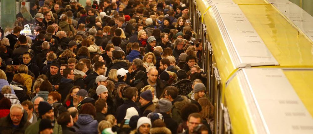 So sah es beim letzten großen Streik 2018 aus: Tausende sammelten sich im Berufsverkehr auf den Bahnsteigen und in den Bahnen. Hier auf einem Bahnsteig der U5.