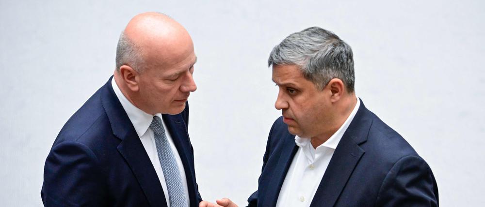 Kai Wegner (CDU, l.), Berlins neuer Regierender Bürgermeister, wird im Berliner Abgeordnetenhaus nach seiner Wahl von Raed Saleh, Vorsitzender der SPD Berlin, beglückwünscht. 