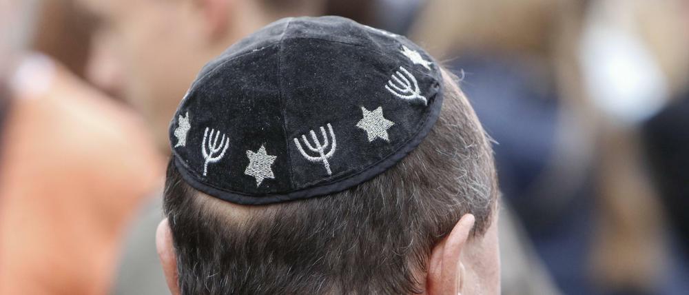 Angriffe gegen Personen, die zum Beispiel aufgrund einer Kippa als Juden erkennbar waren, werden in der Rias-Statistik als antisemitisch erfasst.