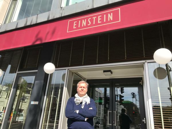 "Wir sind keine Pommesbude." Geschäftsführer Martin Pelz vor dem Cafè Einstein.
