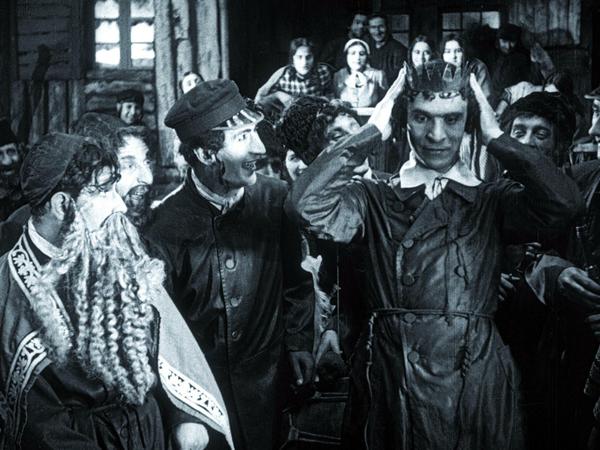 Erstn Busch entdeckt als Baruch, Sohn eines orthodoxen Rabbiners, sein Herz für die Schauspielkunst, Eine Szene aus E.A. Duponts "Das alte Gesetz" 1923 in Berlin gedreht.