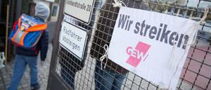 Solche Schilder könnten am Donnerstag wieder an vielen Schulen in Berlin zu sehen sein. 