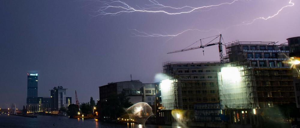 Schon in der Nacht zu Dienstag gingen Blitze über Berlin nieder.