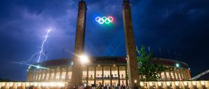 Blitze zucken während des Konzerts von Helene Fischer über den Himmel am Olympiastadion in Berlin.