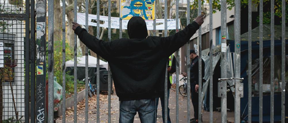 Ein Flüchtling am Tor vor der Gerhart-Hauptmann-Schule.