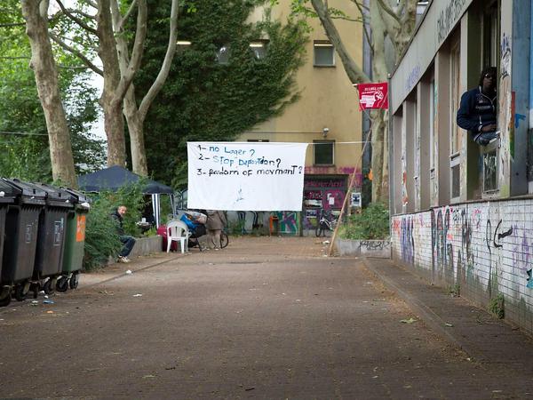 Ruhe auf dem Hof: Am späten Nachmittag befinden sich noch etwa die Hälfte der Bewohner in der Gerhart-Hauptmann-Schule in Kreuzberg. 