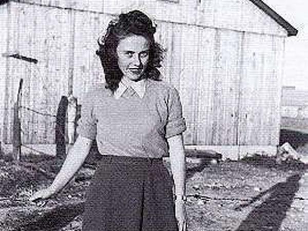 Gisela Jacobius 1949 in Akko, Israel. Dort arbeitet sie als Haushaltshilfe, ihr Mann als Ausfahrer für eine Bäckerei.