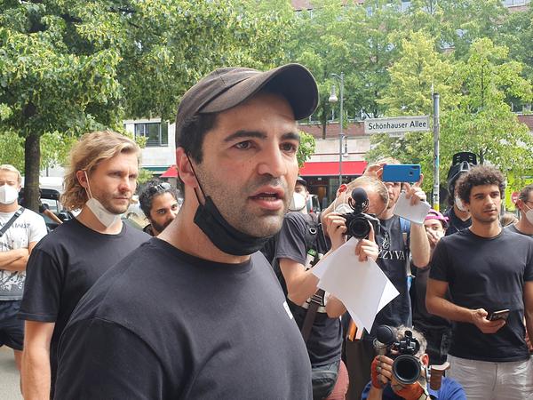 Gorillas-Chef Kagan Sümer sprach Anfang Juli mit protestierenden Beschäftigten. 