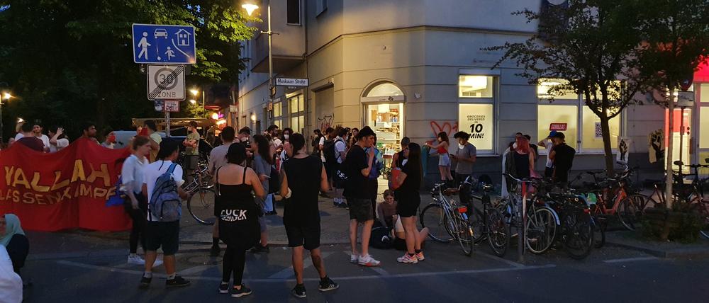 Rider und Unterstützer:innen blockierten am Freitag ein Gorillas-Lagerhaus in Kreuzberg.