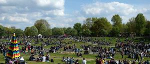 Beliebter Anziehungspunkt, nicht nur am 1. Mai (Foto): Der Görlitzer Park in Kreuzberg. Ein Parkwächter soll dafür sorgen, dass er ruhiger und sauberer wird.