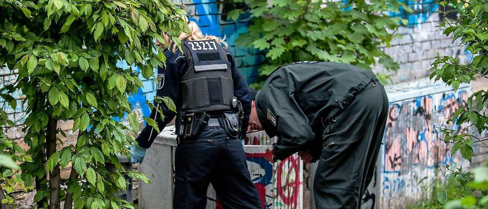 Jenseits der Liberalität. Polizisten suchen im Görlitzer Park nach versteckten Drogen.