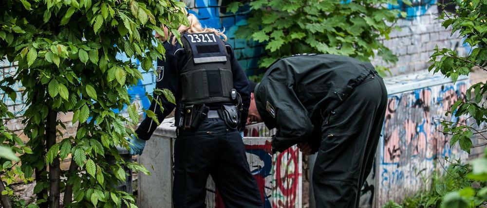 Normalerweise sind sie selbst auf der Suche, jetzt sollen sie untersucht werden: Berlins Polizisten - hier im Görlitzer Park.