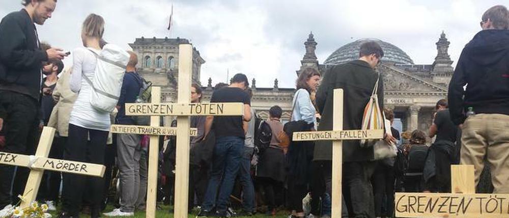 Demonstranten hatten am 21. Juni rund 100 Gräber auf der Wiese vor dem Reichstag ausgehoben, um gegen die EU-Flüchtlingspolitik zu protestieren. Am Freitag wird die Wiese wieder freigegeben.