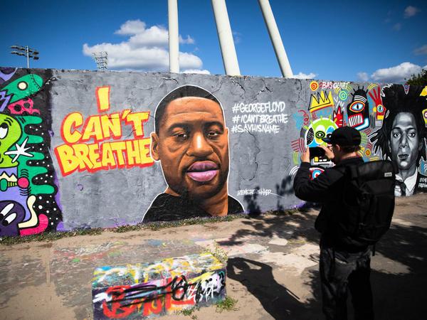 Ein Künstler hat dem getöteten George Floyd ein Graffiti im Berliner Mauerpark gewidmet.