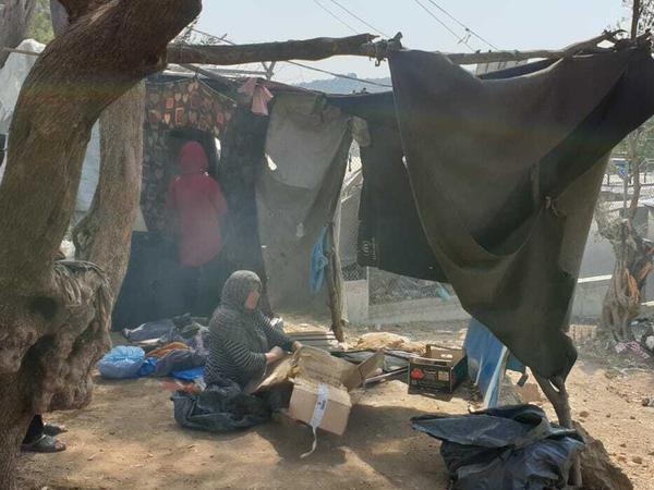 Eine Flüchtlingsunterkunft im Lager Moria. Menschen müssen sich mit Decken und Plastikplanen eine Behausung improvisieren.