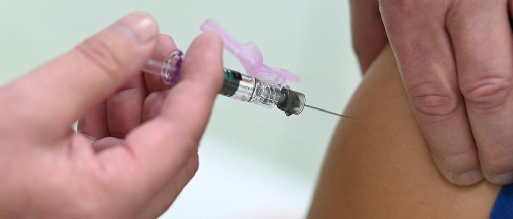 Pieks mit Wirkung. Viele Berliner und Brandenburger wollen sich gegen Grippe impfen lassen. Doch Impfstoff ist knapp.