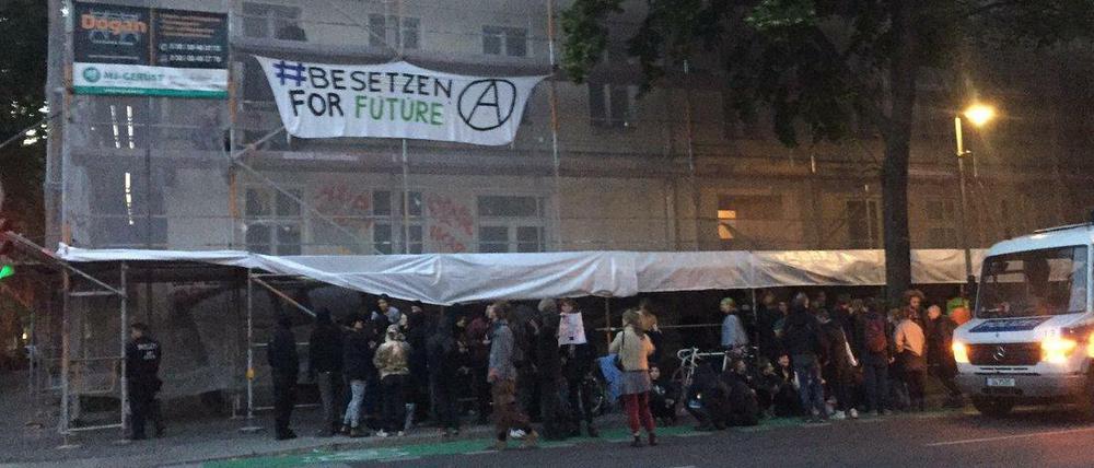 „Besetzen for Future“: Der Protest in der Kreuzberger Großbeerenstraße 17a am Mittwochabend.