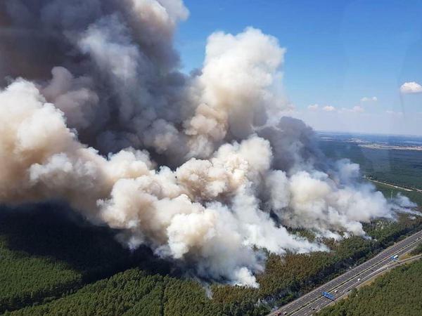 Im Sommer 2018 brannte der Wald bei Potsdam. Die Autobahn war für Tage gesperrt.