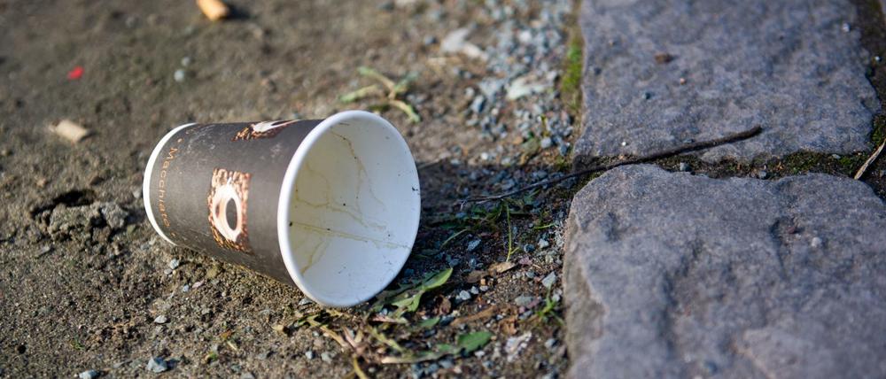 Station im Leben eines Kaffeebechers: Viele von ihnen landen auf dem Boden, in den Grünanlagen oder verstopfen die Mülleimer der Stadt.