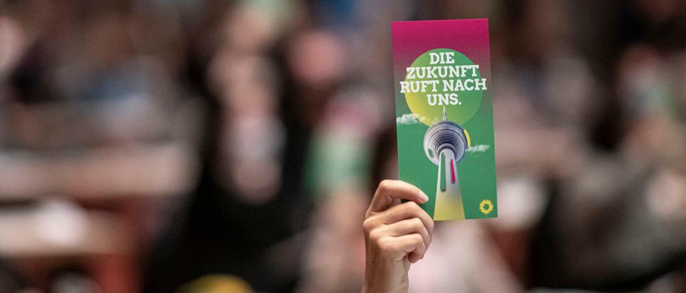 Delegierte stimmen auf dem Landesparteitag der Grünen Berlin mit der Stimmkarte ab.