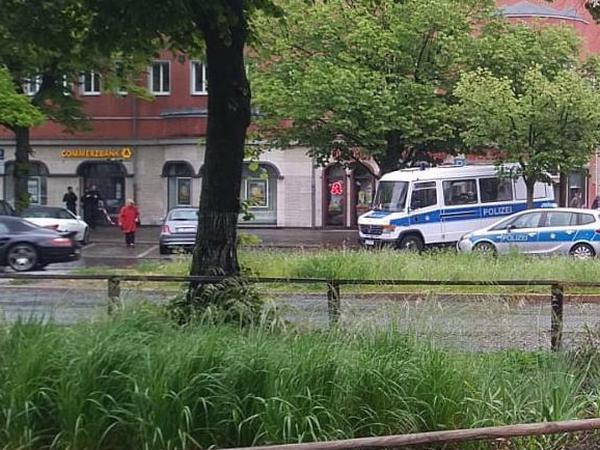 Polizeieinsatz am Donnerstagnachmittag nach dem Banküberfall in Grunewald.