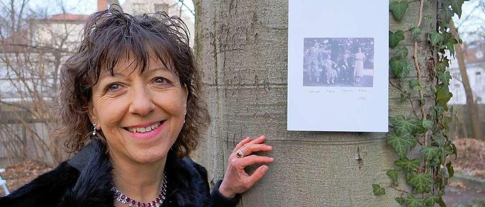 Gedenken. Barbara Gstaltmayr im Garten. Bei einer Veranstaltung zu Ehren der Familie Barasch zierten alte Fotos die Bäume.