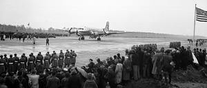 Am 5. November 1948 erreicht die erste C-54 den neuen Flughafen – nach nur drei Monaten Bauzeit.