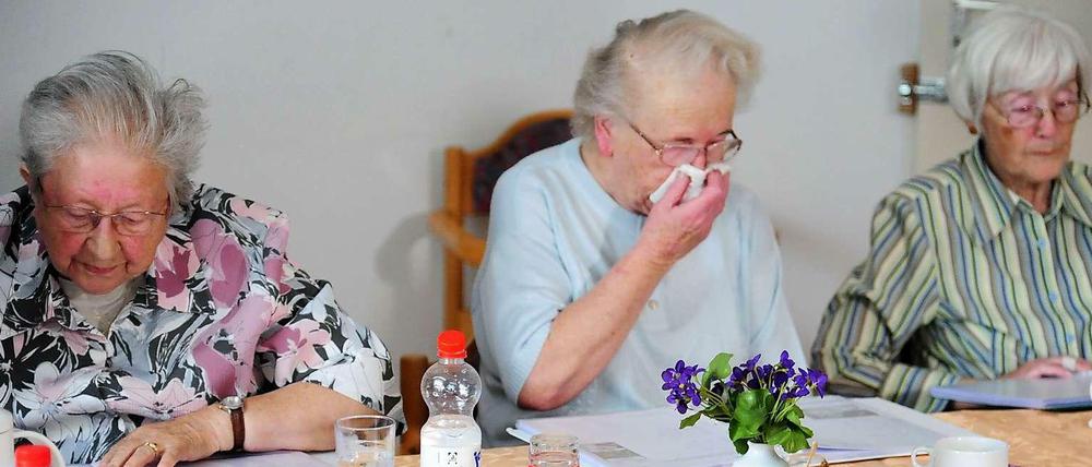 Nicht allein. Ingeborg Koske (2.v.l.) lebt im Seniorenwohnhaus in Berlin-Moabit - und muss womöglich ausziehen.
