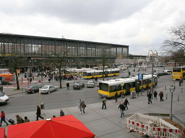 Bushaltestellen und parkende Autos: Das soll es auf dem Hardenbergplatz in Zukunft nicht mehr geben.