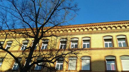 Blick auf die gelbe Fassade der ehemaligen Gerhart-Hauptmann-Schule in Berlin-Kreuzberg.