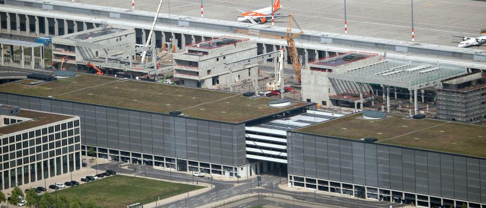 Bauarbeiten am Terminal Nord des BER: Das Terminal 2 (M), Parkhäuser (vorn) und das Pier Nord des Terminal 1 (hinten).