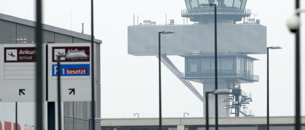 Der Tower der Flugsicherung auf dem Gelände des neuen Hauptstadtflughafens BER.