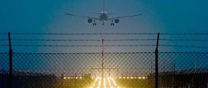 Am Flughafen Tegel gilt von 23 Uhr bis 5.59 Uhr Nachtflugverbot. Ausnahmen gibt es nur für Post-, Ambulanz- und Regierungsmaschinen.