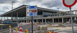 Ende Juli 2020: Eine Baustelle auf der Zufahrt zum Terminal des Hauptstadtflughafens Berlin Brandenburg (BER).
